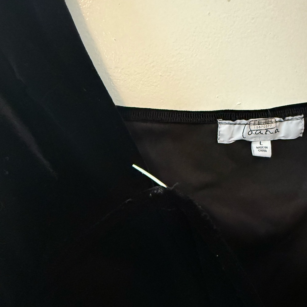 Louna
Velvet Sweetheart Top - Picture 6 of 7